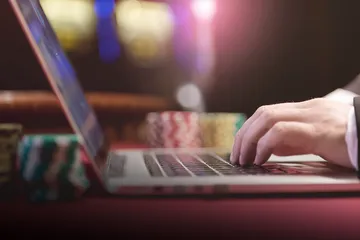 VM916 Live Casino — Join thrilling real-dealer tables A professional dealer in a tuxedo greeting players at the roulette table, symbolizing the authentic live casino feel at VM916.
